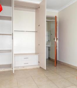 RuiruB’s homely的一间空房,有白色的架子和厨房