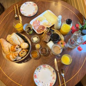 萨尔特-雷斯温泉les Refuges du Chalet的一张木桌,上面摆放着早餐食品和饮料