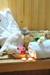 塔尔卡卡斯罗塔尔卡酒店的一张带毛巾和化妆品的木桌