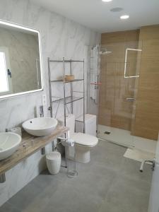 大加那利岛拉斯帕尔马斯HJS Guest House - The Comfy Retreat的浴室配有2个盥洗盆、卫生间和淋浴。