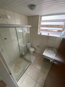 新弗里堡Hotel Montanus的一间带玻璃淋浴和卫生间的浴室