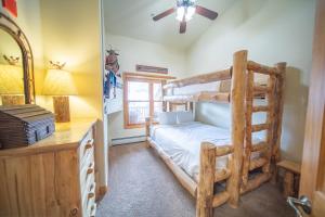 基斯通Hidden River Lodge 5977的一间卧室配有双层床和书桌