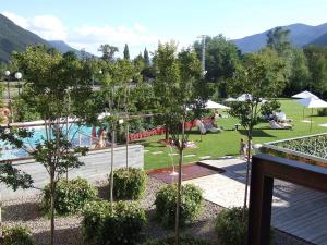 毕斯卡斯毕斯卡斯大地酒店的享有公园、游泳池和树木的景色