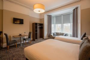 格拉斯哥使馆公寓的酒店客房设有两张床和窗户。