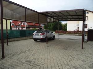 波普拉德Rekreačný dom Tyrkys的停放在有盖停车场下的小型银车