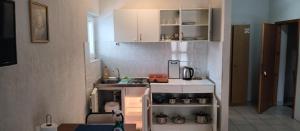 斯里马STUDIO APARTMANI KIKI的一间带水槽和炉灶的小厨房