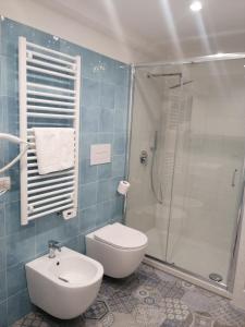 奥尔戈索洛Locanda B&B Dandana的带淋浴、卫生间和盥洗盆的浴室