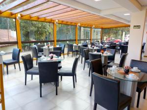 卡内拉Hotel Golden Hills的用餐室设有桌椅和窗户。