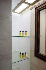纳乌萨Kolimpithres beach house的浴室设有玻璃架和镜子