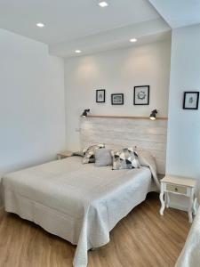 阿尔盖罗Catalogna10 Rooms的一间卧室设有一张大床和白色的墙壁