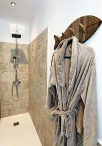 瓜蒂萨Casa Helena del Mar的浴室墙上挂着毛巾