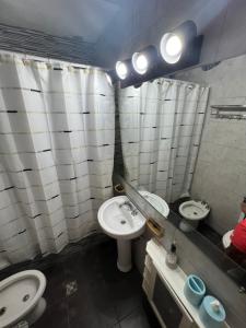 罗萨里奥El pasillo Centro的浴室设有2个水槽和2个卫生间