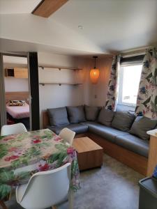 耶尔Mobil Home neuf Hyères的客厅配有沙发和桌子