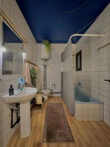 开罗Spacious, Luxurious 3-Bedroom Apartment in Nasr City for Families & Corporates的浴室配有盥洗盆、卫生间和浴缸。
