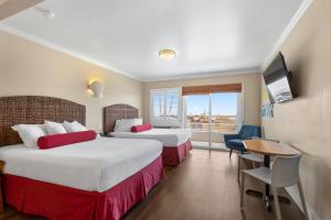 圣克鲁兹海滩街套房酒店的酒店客房设有两张床和电视。