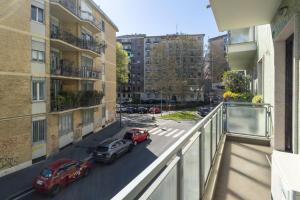 米兰Easylife - Accogliente appartamento in Bocconi的两辆汽车停在城市的街道上