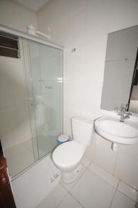 因佩拉特里斯La Bella Hotel的浴室配有卫生间、淋浴和盥洗盆。