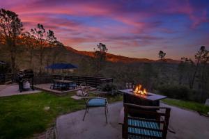 North ForkSierra Vista Lookout Lodge with Creek, Waterfall and Waterholes, minutes from Bass Lake and Yosemite South Gate的庭院配有桌椅和火坑