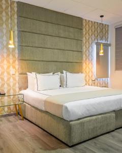 雷诺萨Hotel Posada San Antonio的一间卧室,卧室内配有一张大床