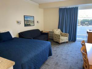 海恩尼斯Courtyard Resort的酒店客房,配有床和沙发