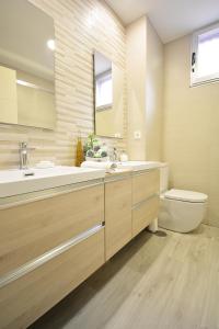 桑亨霍Apartamento en pleno centro de Portonovo, Sanxenxo的一间带水槽、卫生间和镜子的浴室