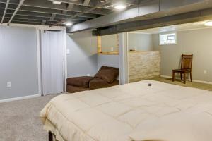 密尔沃基Milwaukee Vacation Rental - 2 Mi to Dineen Park!的一间卧室配有一张大床和一张沙发