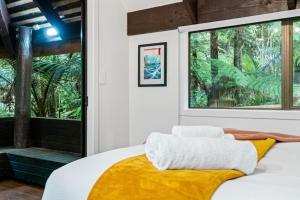奥克兰A 1BR slice of Titirangi Heaven - WiFi - Netflix的一间卧室配有一张黄色毯子床