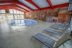 海恩尼斯Courtyard Resort的大型客房,位于一座大楼内,设有游泳池