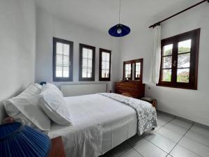 莫雷逊Sea & Mountain Pelion的一间卧室配有一张带白色床单和窗户的床。