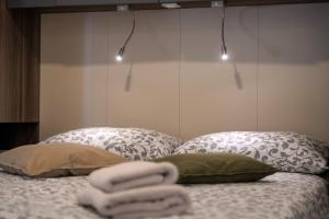 弗尔萨尔Camping Resort Tina Vrsar的卧室配有2个枕头和床上毛巾