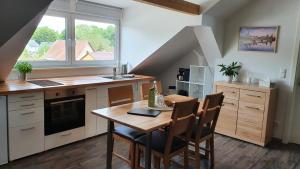 德累斯顿Ferienwohnung Schulz的厨房配有木桌和椅子