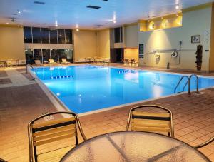 阿普尔顿阿普尔顿学院大道拉金塔旅馆及套房酒店的一个带桌椅的大型蓝色游泳池