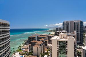 檀香山Sheraton Waikiki Beach Resort的海洋和建筑物的空中景观