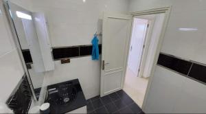 胡塞马Al Hoceima Ajdir Maroc - Maison 5 chambres 10 personnes的一间带水槽和洗衣机的浴室