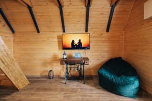 利夫诺Lake House Beliz的一间设有桌子的房间和墙上的电视