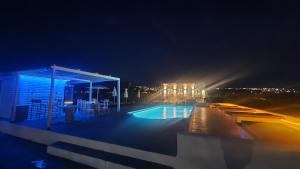 伊亚玛勒诺斯特三托公寓式酒店的游泳池的夜景