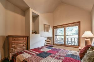 基斯通Hidden River Lodge 5995的一间卧室设有一张床和一个窗口