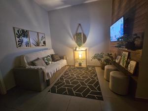 安格拉杜斯雷斯CASA_ESTRELA的带沙发和电视的客厅