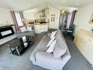 Saint Helens2 Bedroom Lodge TH35, Nodes Point, St Helens, Isle of Wight的带沙发的客厅和厨房
