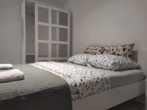 博迪昂Les quatre chênes的卧室内的一张带枕头的床