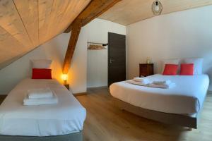 Ban-sur-Meurthe-ClefcyLe grand Valtin, 800m d altitude pleine nature 12 pers的铺有木地板的客房内的两张床