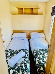 英戈尔德梅尔斯My Leisure Home On Fantasy Island的小型客房角落的两张床