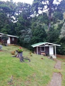 圣赫拉多德多塔Miriam'S Quetzals lodge的庭院中的小屋