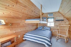 Lake CityLake Pepin Waterfront Cottage - Steps to Beach!的小木屋卧室配有1张床和1张书桌