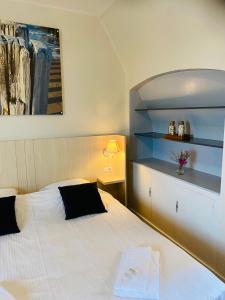 米德尔克尔克Villa La Dune - Ontbijt & parking inclusief的卧室配有一张白色大床