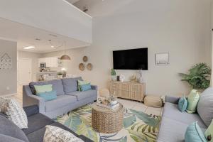 帕德雷岛Palm Tree Paradise的带沙发和电视的客厅