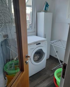 乌斯怀亚Hospedo 1的洗衣房配有洗衣机和窗户