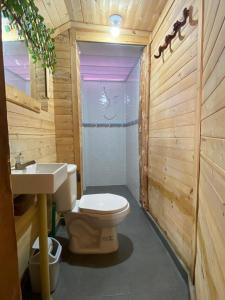 巴尔Raw KokoMar PosadaNativa的一间带卫生间和水槽的浴室