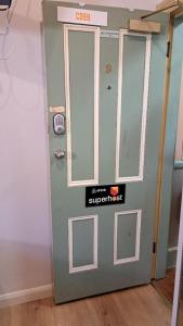 悉尼Randwick City Lodge 2的门上挂着标牌,放在房间里