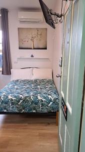 悉尼Randwick City Lodge 2的一间小卧室,卧室内配有一张床铺